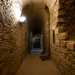 . Ci ritroviamo allinterno di un lungo corridoio illuminato solo da un faro. Stiamo attraversando gli interni di un percorso fortificato in calcarenite  ci spiega Giletti -: fu costruito nel 1492 dal castellano Crispano al fine di congiungere il castello con le mura della citt
